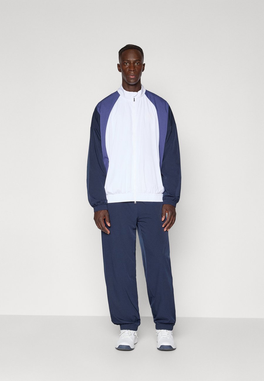 Спортивный костюм EA7 Emporio Armani TENNIS PRO TRACKSUIT COLOURBLOCK SET, Blue/Dark Blue
Спортивный костюм EA7 Emporio Armani TENNIS PRO TRACKSUIT COLOURBLOCK SET, Blue/Dark Blue