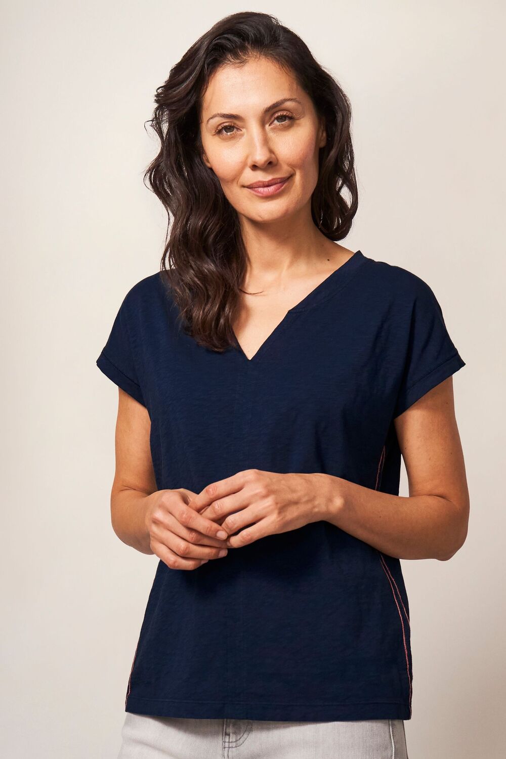 Футболка Nelly с разрезом на горловине White Stuff, синий 
Футболка Nelly с разрезом на горловине White Stuff, синий