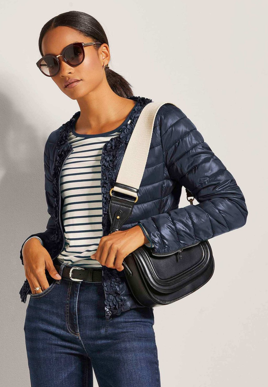 Легкая куртка WATTIERTE STEPP MIT BLÜTEN DEKORATION MADELEINE, синий
Легкая куртка WATTIERTE STEPP MIT BLÜTEN DEKORATION MADELEINE, синий