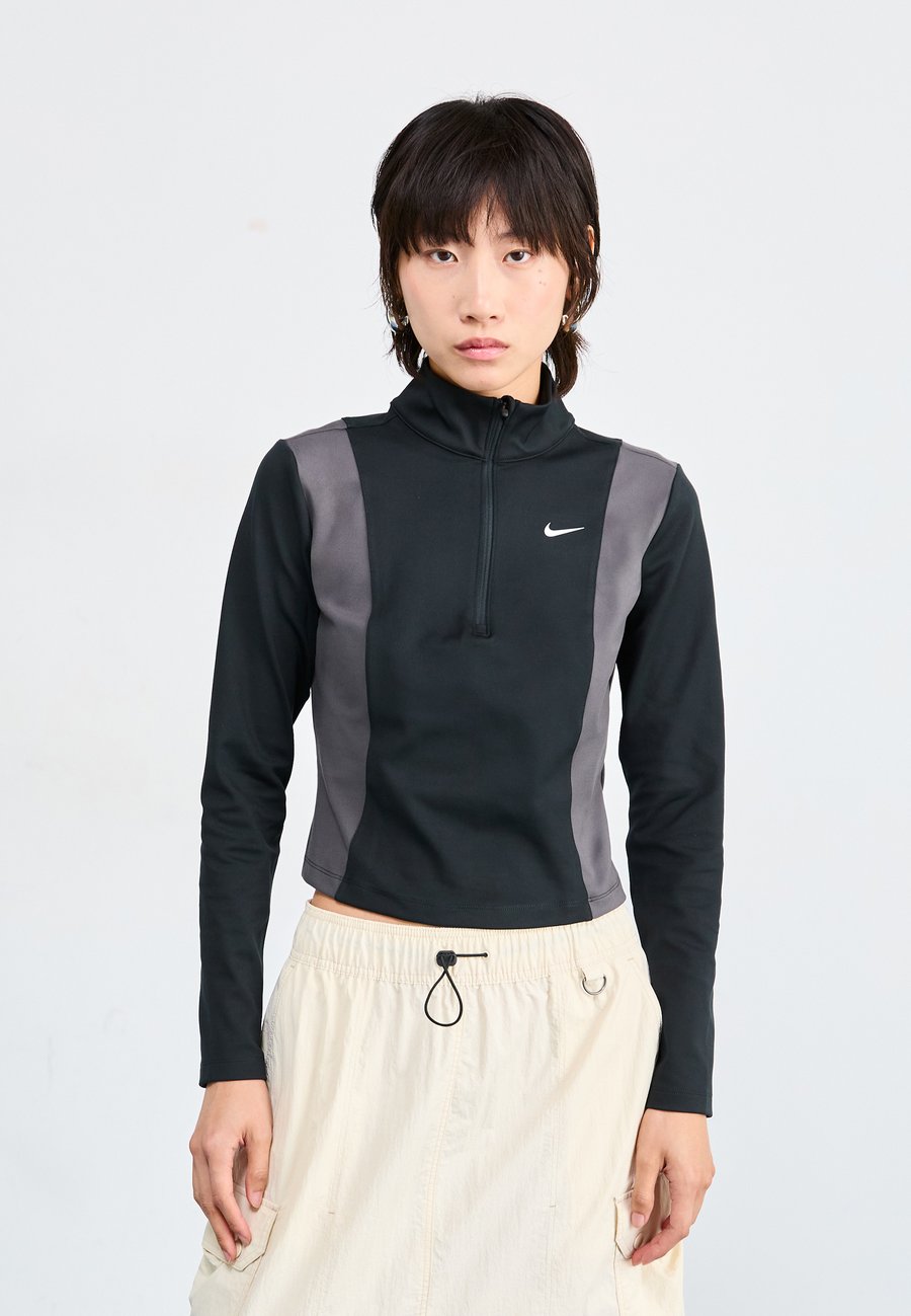 Топ Nike Sportswear ONE CLASSIC, Black/Thunder Grey/Black
Топ Nike Sportswear ONE CLASSIC, Black/Thunder Grey/Black