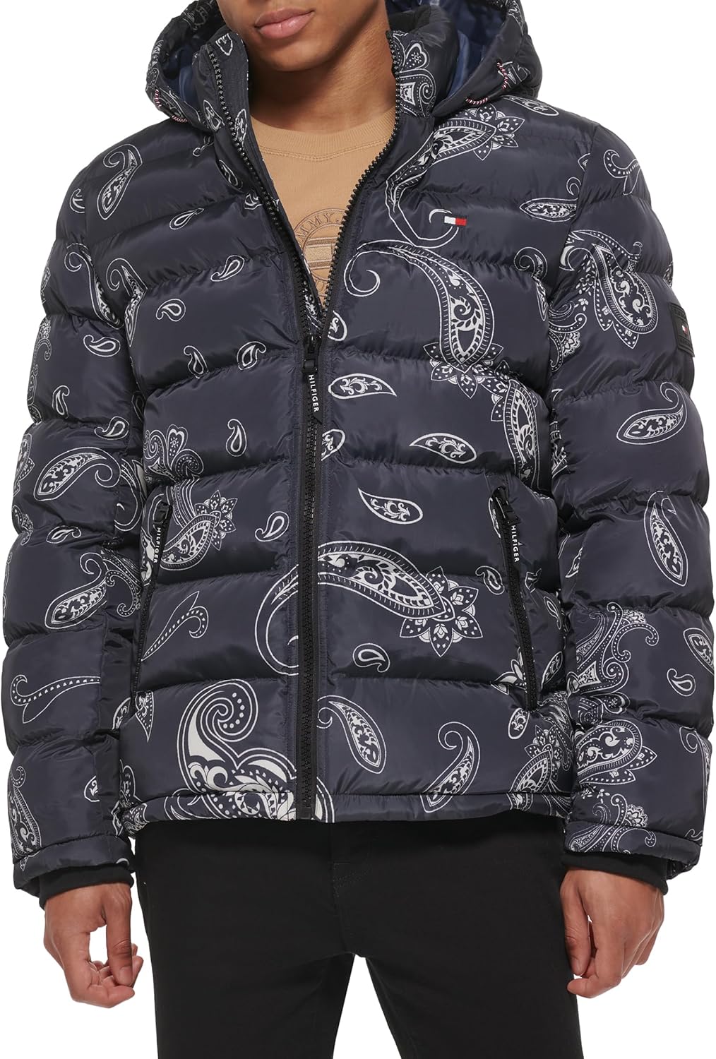 Мужская стеганая куртка с капюшоном Tommy Hilfiger (стандартная и для больших и высоких), Black/White Paisley
Мужская стеганая куртка с капюшоном Tommy Hilfiger (стандартная и для больших и высоких), Black/White Paisley