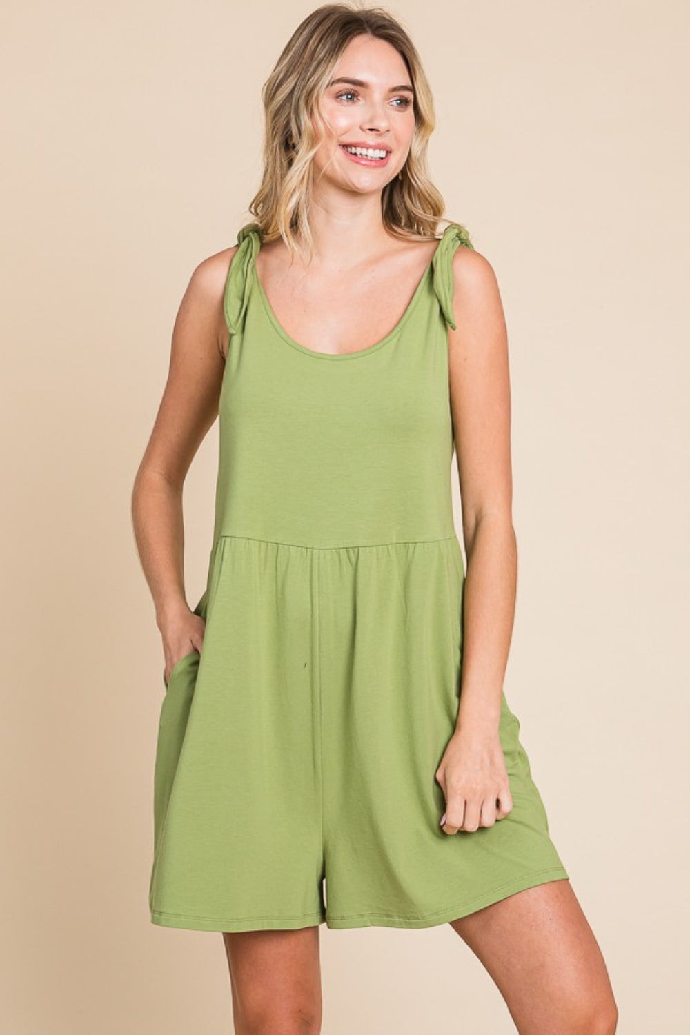 Полноразмерный мешковатый комбинезон с узлом на плечах FASHNZFAB, цвет happy olive
Полноразмерный мешковатый комбинезон с узлом на плечах FASHNZFAB, цвет happy olive