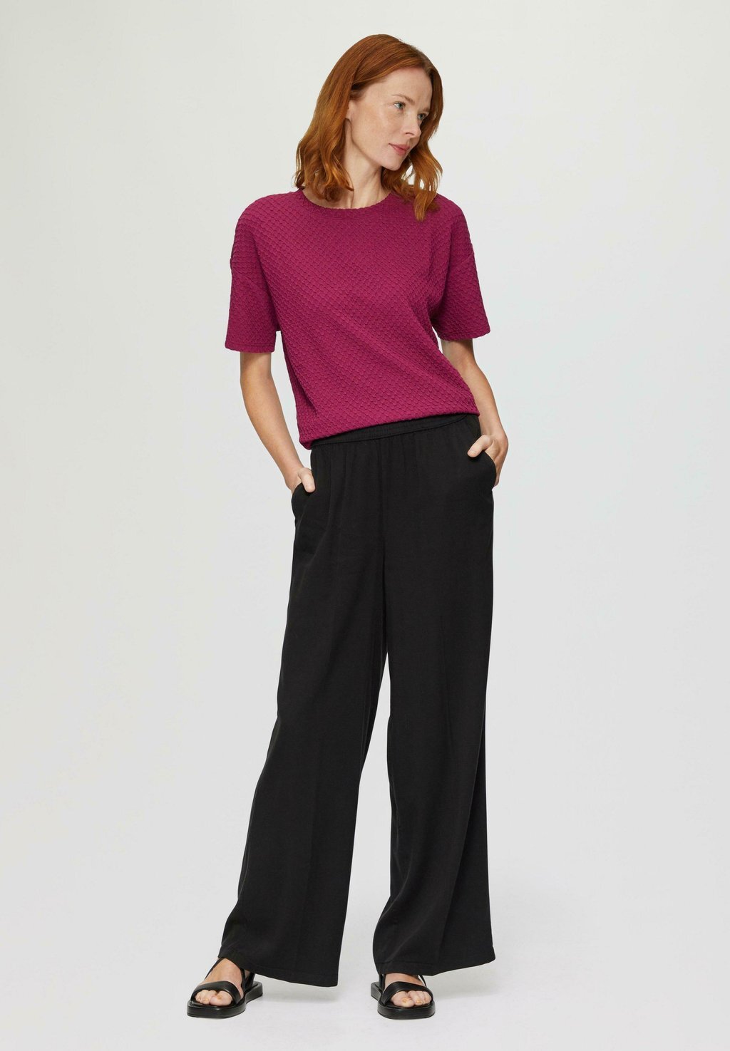 Брюки MIT WEITEM BEIN s.Oliver, черный 
Брюки MIT WEITEM BEIN s.Oliver, черный