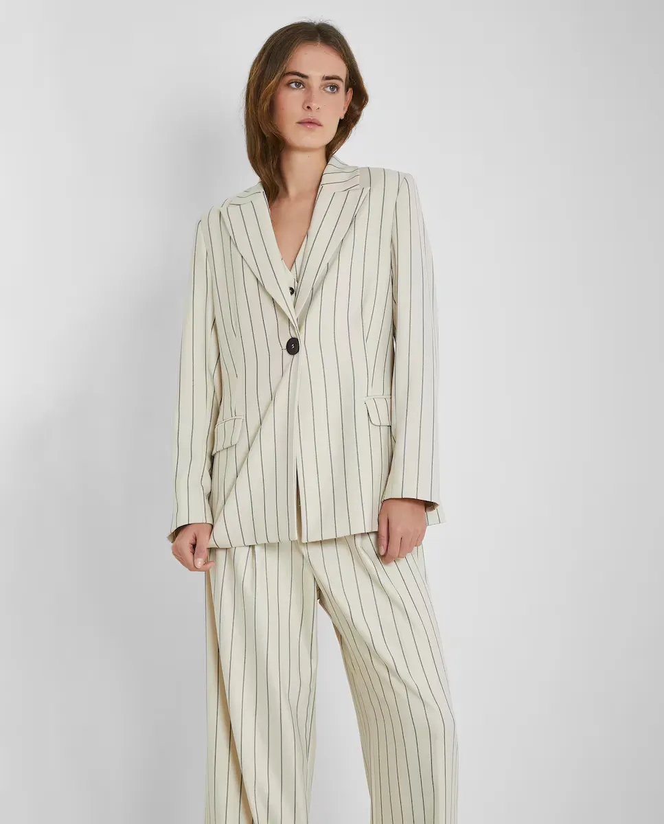 Женский прямой пиджак в тонкую полоску Trucco, бежевый
Женский прямой пиджак в тонкую полоску Trucco, бежевый