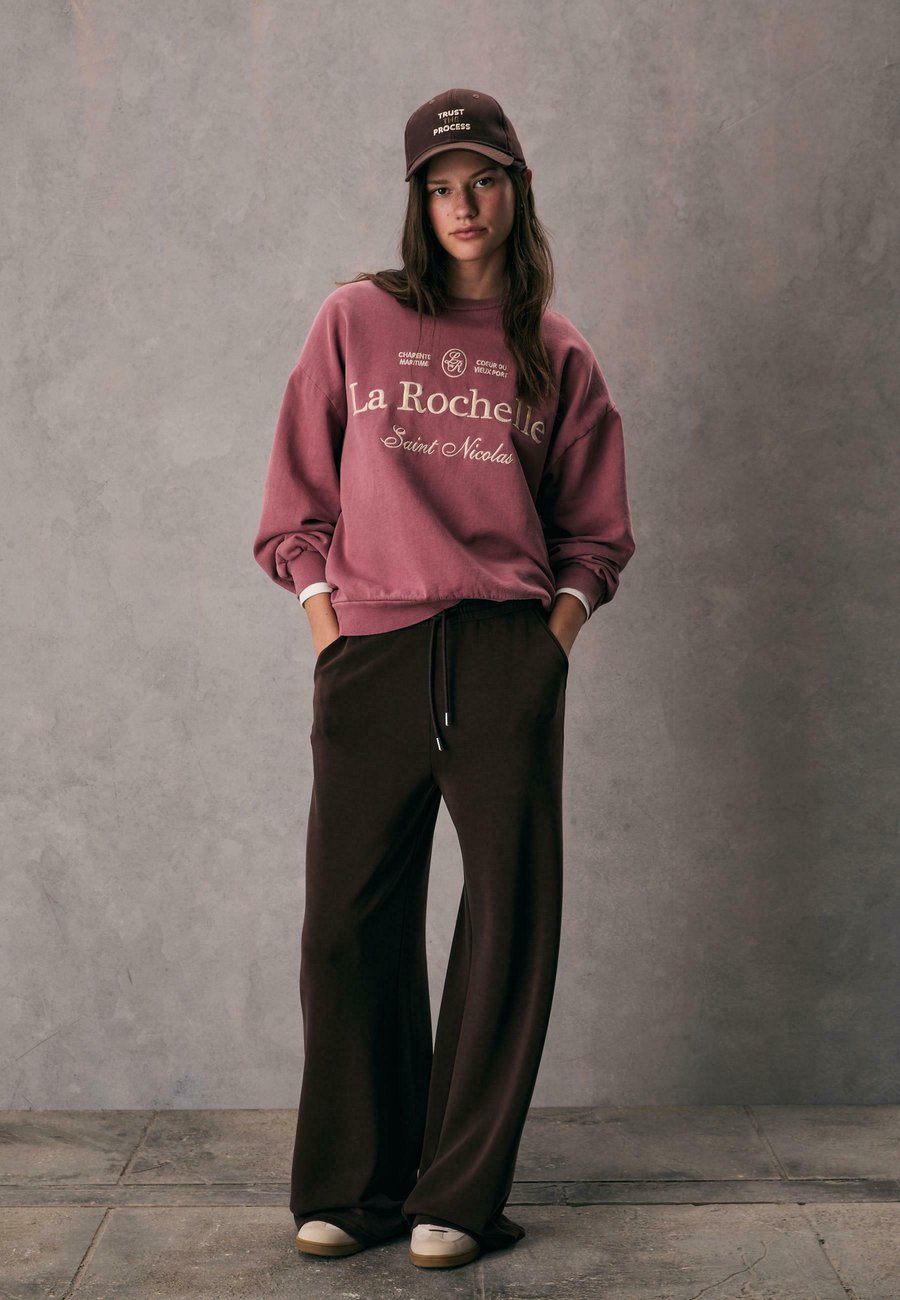 Толстовка Stradivarius EMBROIDERED, Mottled Purple
Толстовка Stradivarius EMBROIDERED, Mottled Purple