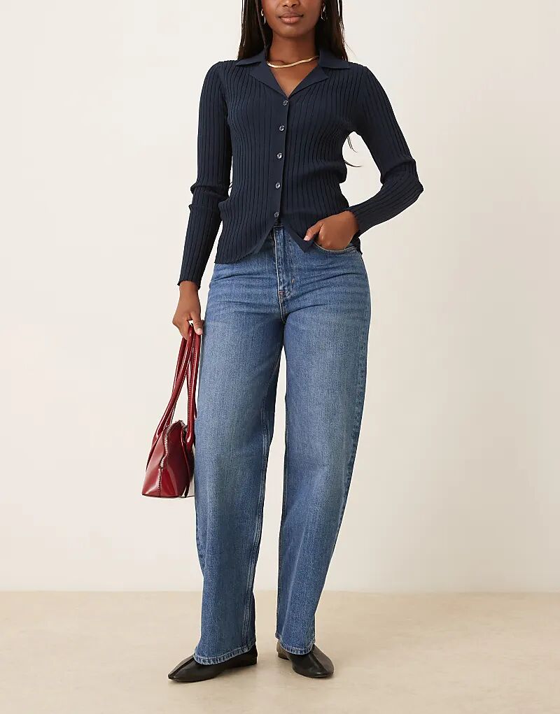 Джинсы ARKET Coral с высокой талией и свободными штанинами в винтажном синем цвете средней выцветания
Джинсы ARKET Coral с высокой талией и свободными штанинами в винтажном синем цвете средней выцветания