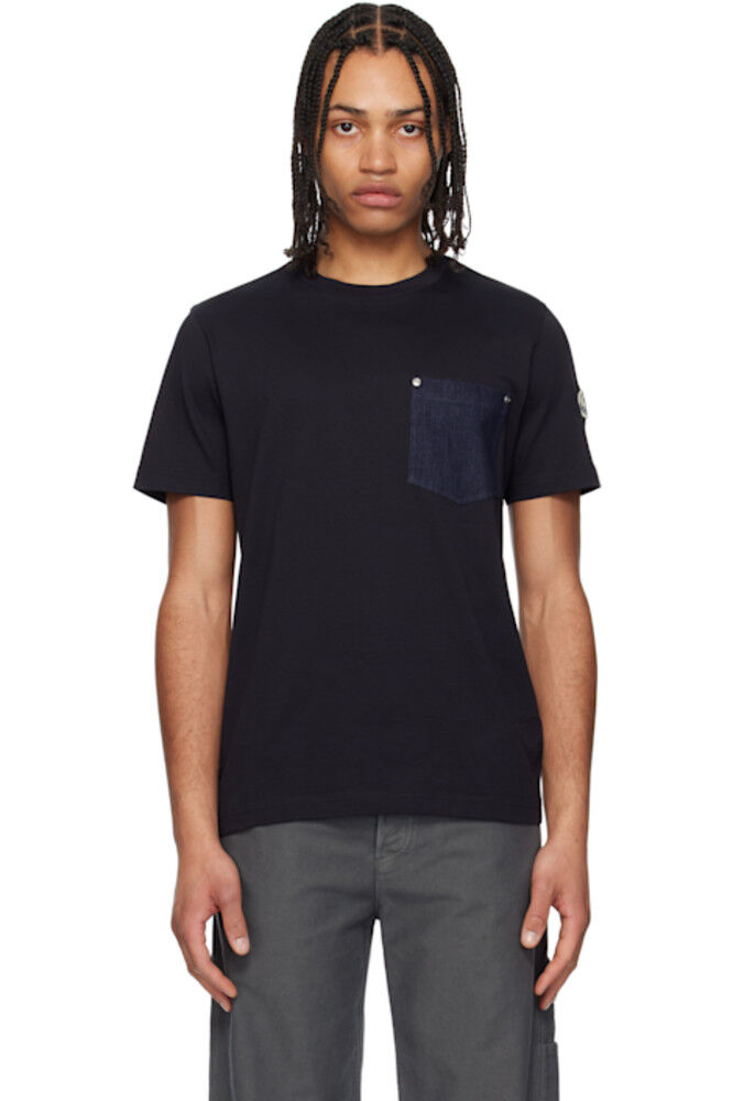 Футболка из темно-синего хлопка и денима с карманом Moncler
Футболка из темно-синего хлопка и денима с карманом Moncler