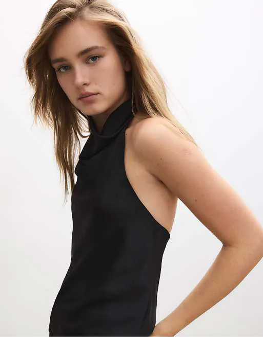 Черный топ с атласным эффектом Stradivarius
Черный топ с атласным эффектом Stradivarius