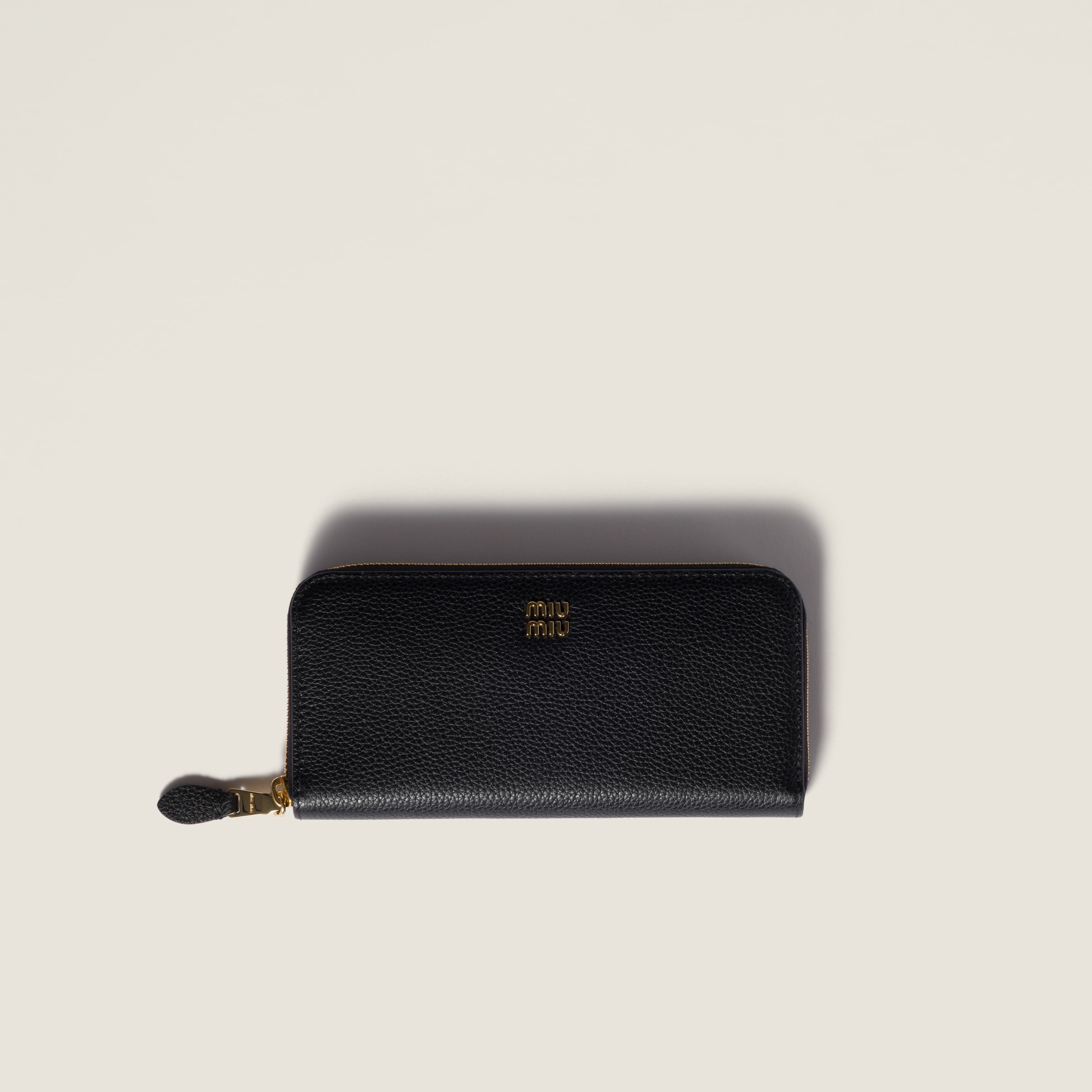 Большой кожаный кошелек MIU MIU, черный
Большой кожаный кошелек MIU MIU, черный