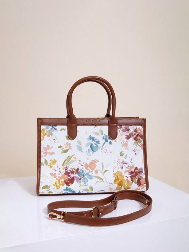 Сумка Ashbourne Vintage с цветочным принтом Alie Street
Сумка Ashbourne Vintage с цветочным принтом Alie Street