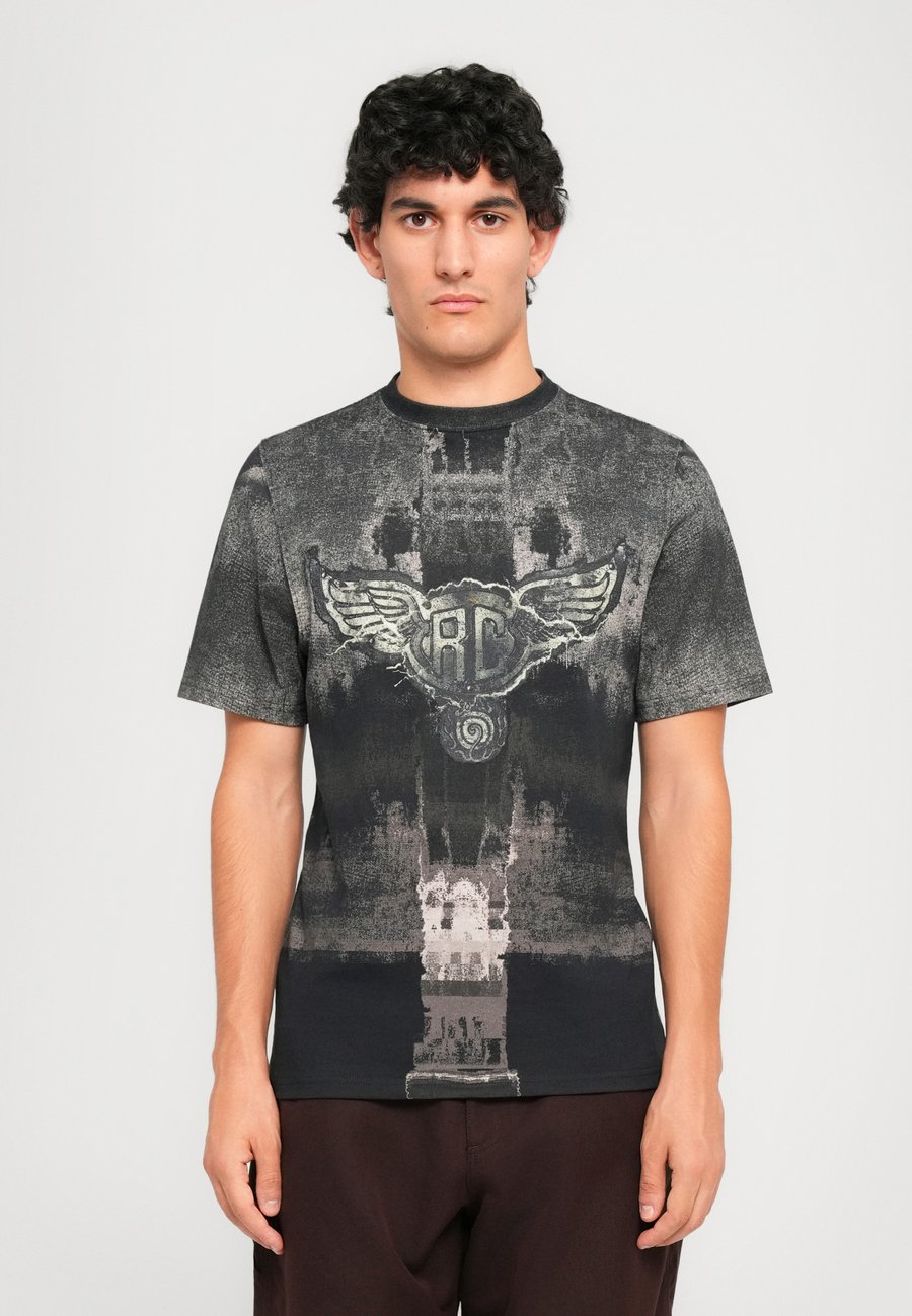 Футболка Roberto Cavalli LOGO PRINT, Grey/Black/Dark Grey, Черный, Футболка Roberto Cavalli LOGO PRINT, Grey/Black/Dark Grey
Футболка Roberto Cavalli LOGO PRINT, Grey/Black/Dark Grey, Черный, Футболка Roberto Cavalli LOGO PRINT, Grey/Black/Dark Grey