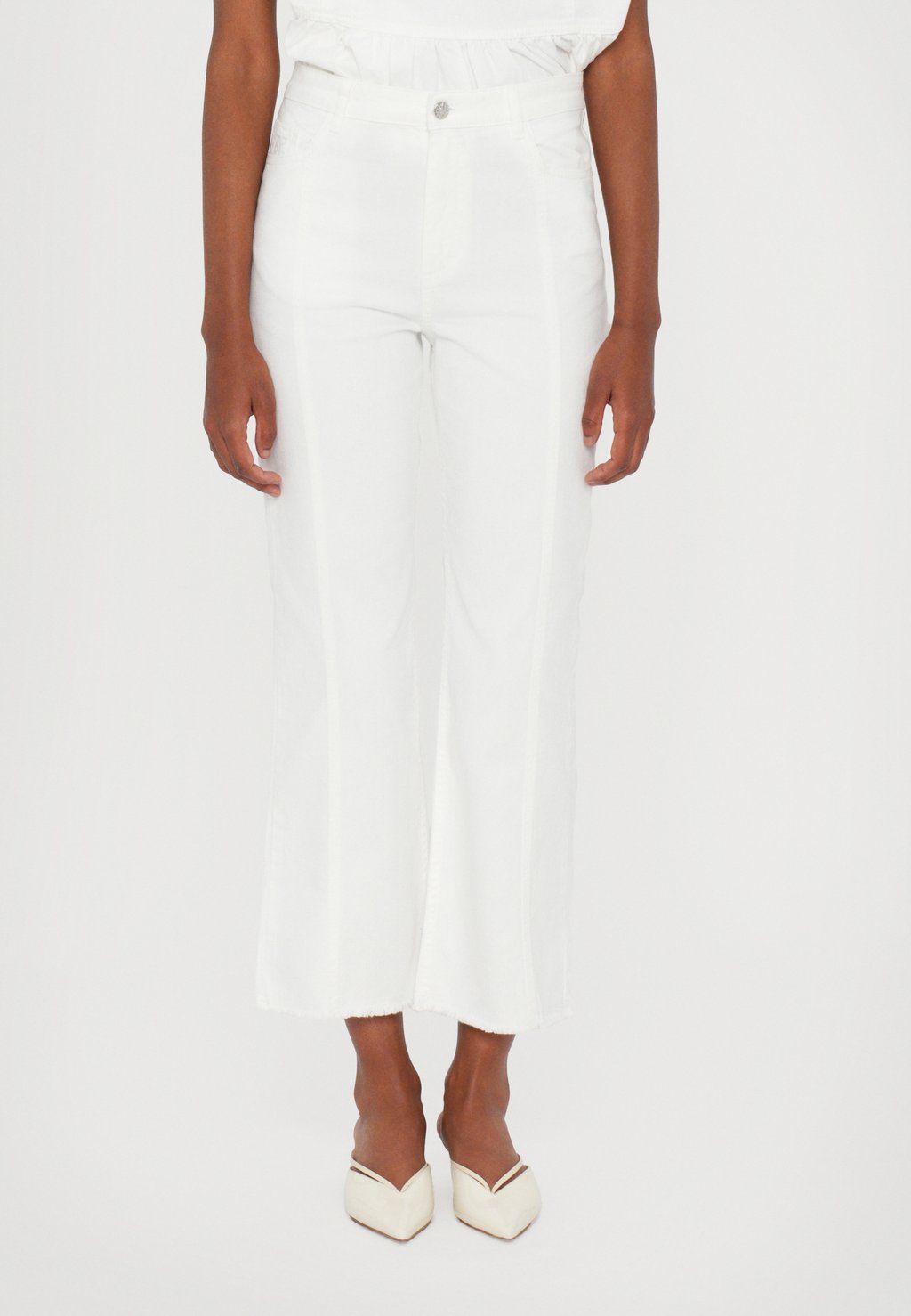 Джинсы прямого кроя NELL Baum und Pferdgarten, белый
Джинсы прямого кроя NELL Baum und Pferdgarten, белый