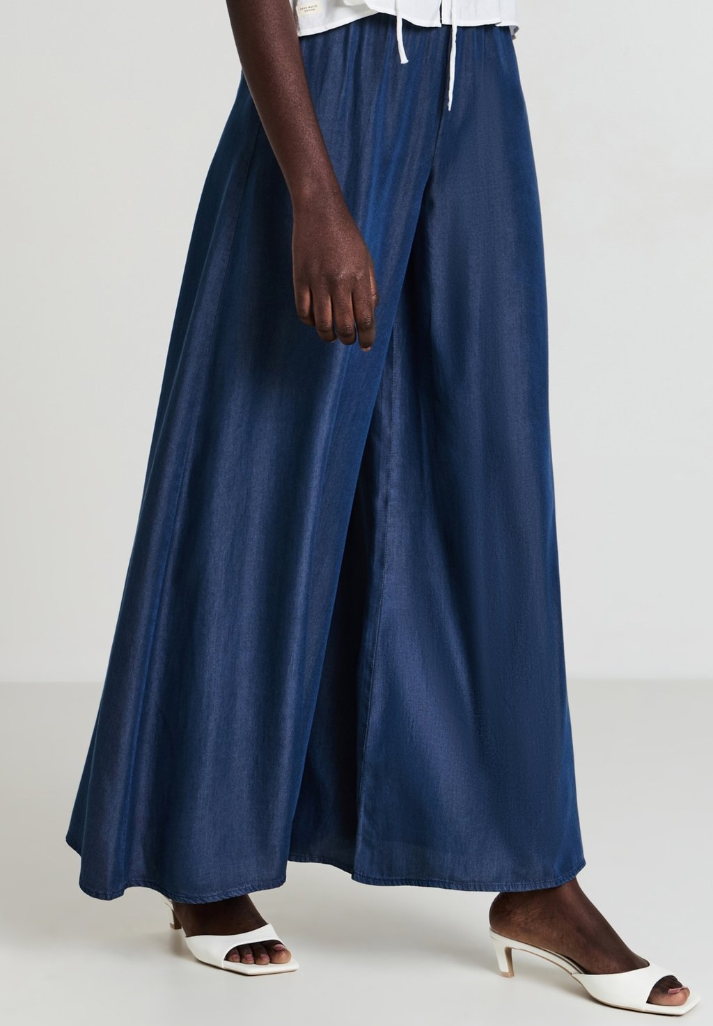 Расклешенные джинсы Calliope, цвет Blu Denim Scuro
Расклешенные джинсы Calliope, цвет Blu Denim Scuro