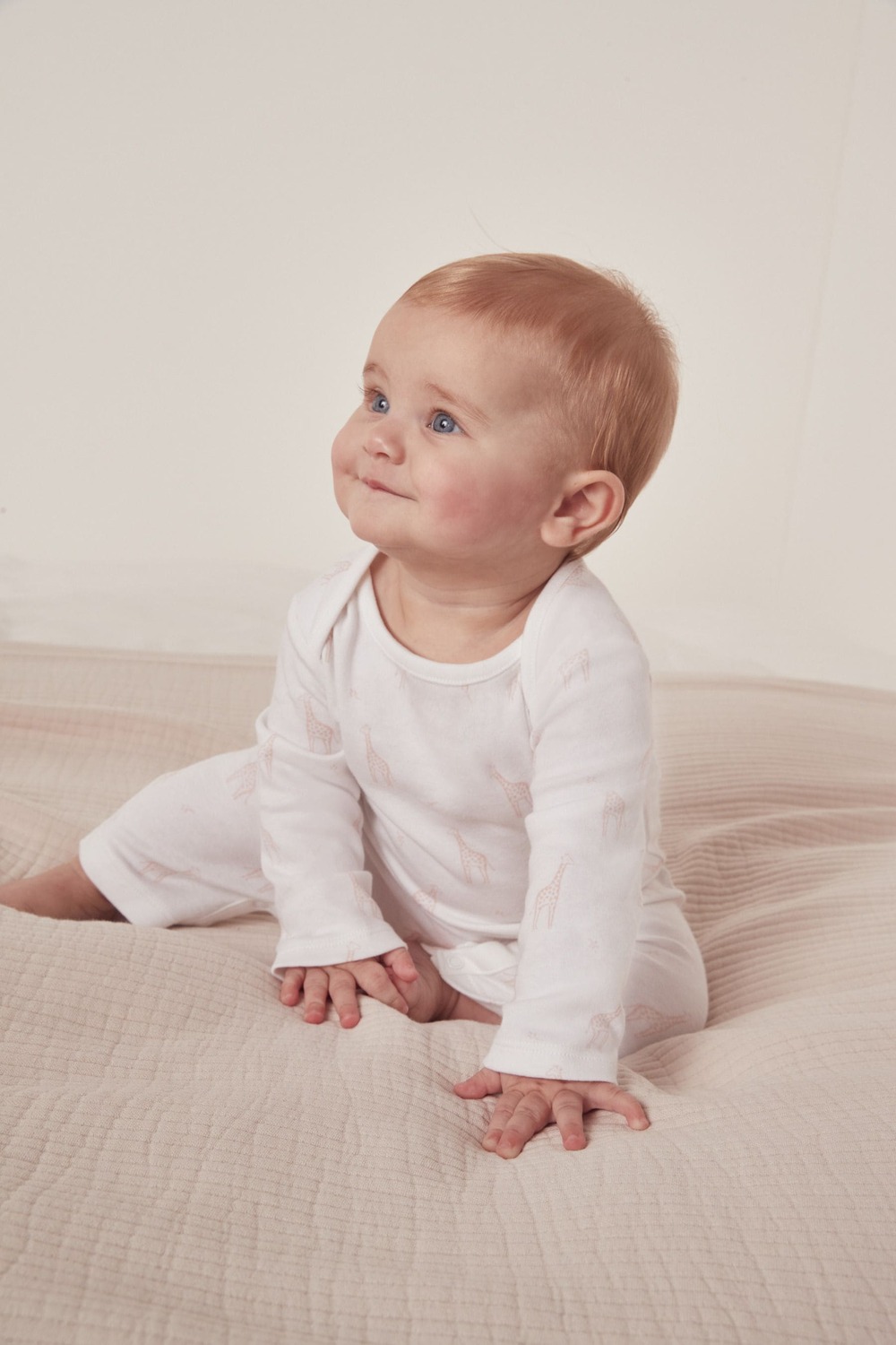 Фирменный комбинезон из натурального хлопка с принтом жирафа The White Company, белый