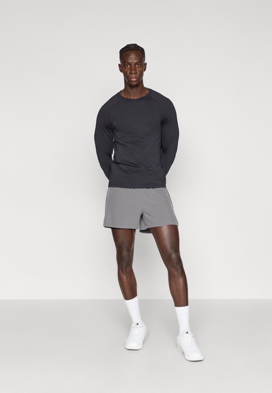 Топ Pier One Sport LONG SLEEVE CREW NECK TOP 2 PACK, Black/Dark Blue/Black
Топ Pier One Sport LONG SLEEVE CREW NECK TOP 2 PACK, Black/Dark Blue/Black