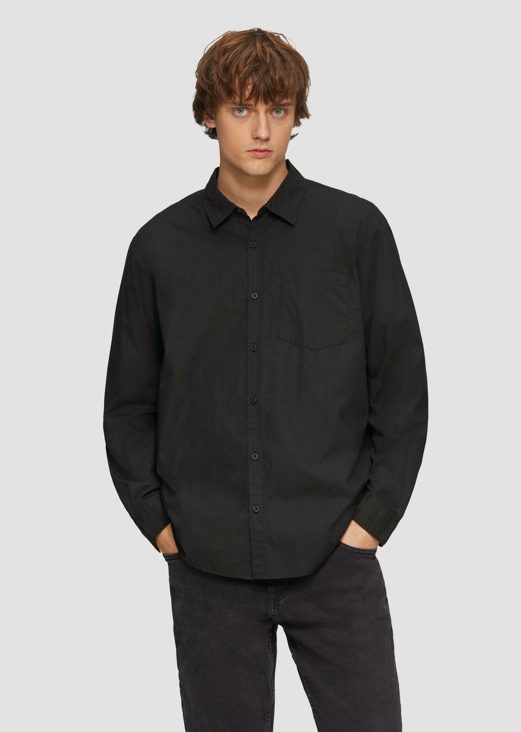 Официальная рубашка REGULAR FIT MIT AUFGESETZTER TASCHE QS, черный
Официальная рубашка REGULAR FIT MIT AUFGESETZTER TASCHE QS, черный