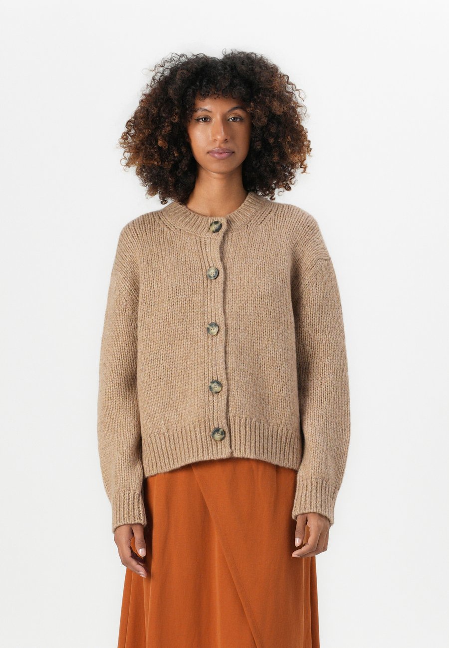 Кардиган Marc O'Polo DENIM CARDIGAN LONG SLEEVE CREW NECK , Light Almond Melange/Camel
Кардиган Marc O'Polo DENIM CARDIGAN LONG SLEEVE CREW NECK , Light Almond Melange/Camel