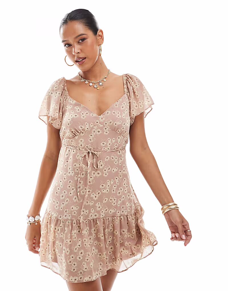 Мини-платье New Look с оборкой на юбке и коричневым цветочным узором
Мини-платье New Look с оборкой на юбке и коричневым цветочным узором