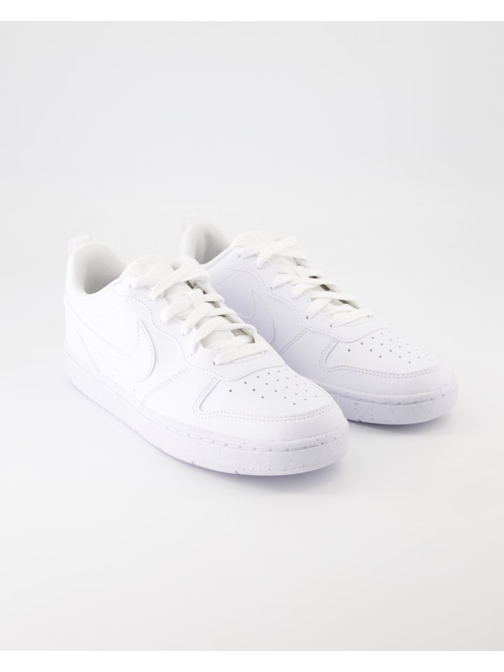 Кроссовки белые Nike
Кроссовки белые Nike