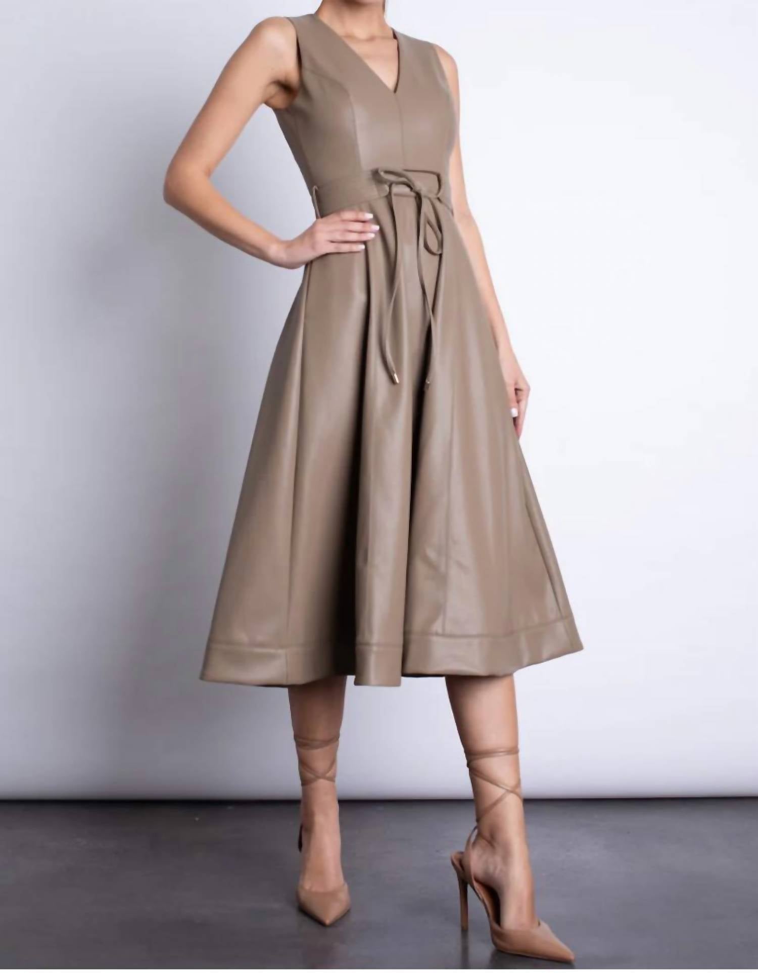 Платье миди из веганской кожи Honoria в коричневом цвете Karina Grimaldi
Платье миди из веганской кожи Honoria в коричневом цвете Karina Grimaldi