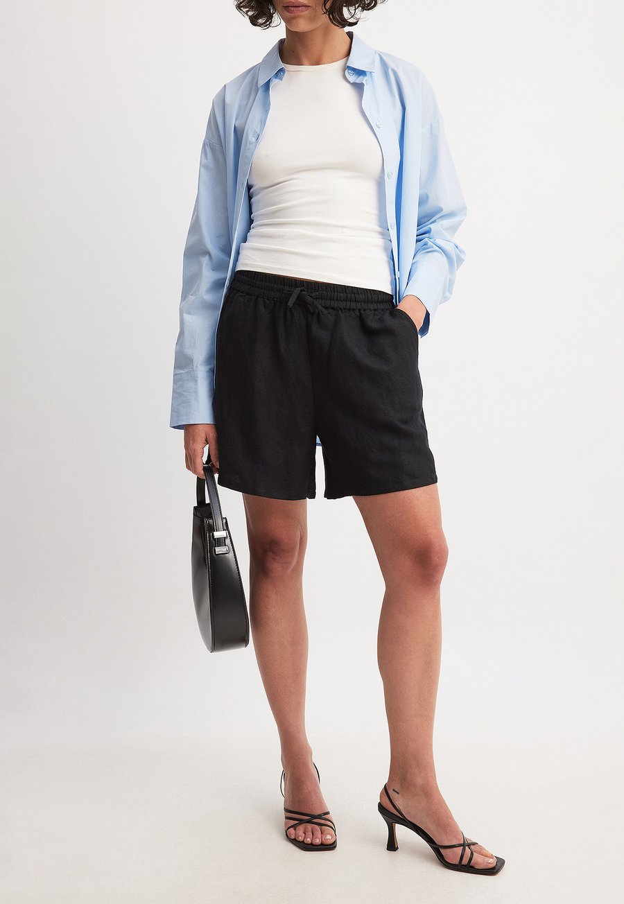 Шорты NA-KD WEITE MIT HALBHOHER TAILLE AUS , Black
Шорты NA-KD WEITE MIT HALBHOHER TAILLE AUS , Black