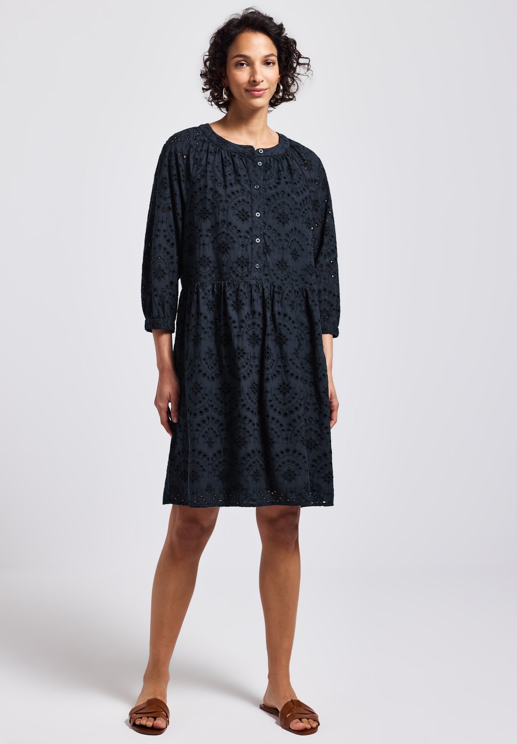 Повседневное платье MIT LOCHSTICKEREI Street One, темно-синий
Повседневное платье MIT LOCHSTICKEREI Street One, темно-синий