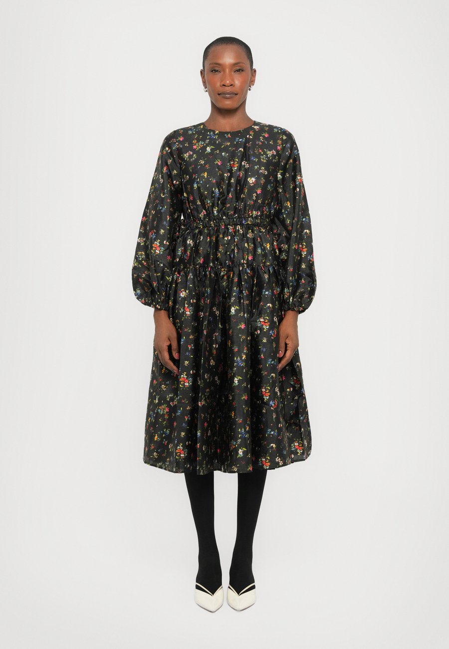 Платье Stine Goya FLAT TEXTURED WAIST TIE MIDI DRESS, Black
Платье Stine Goya FLAT TEXTURED WAIST TIE MIDI DRESS, Black