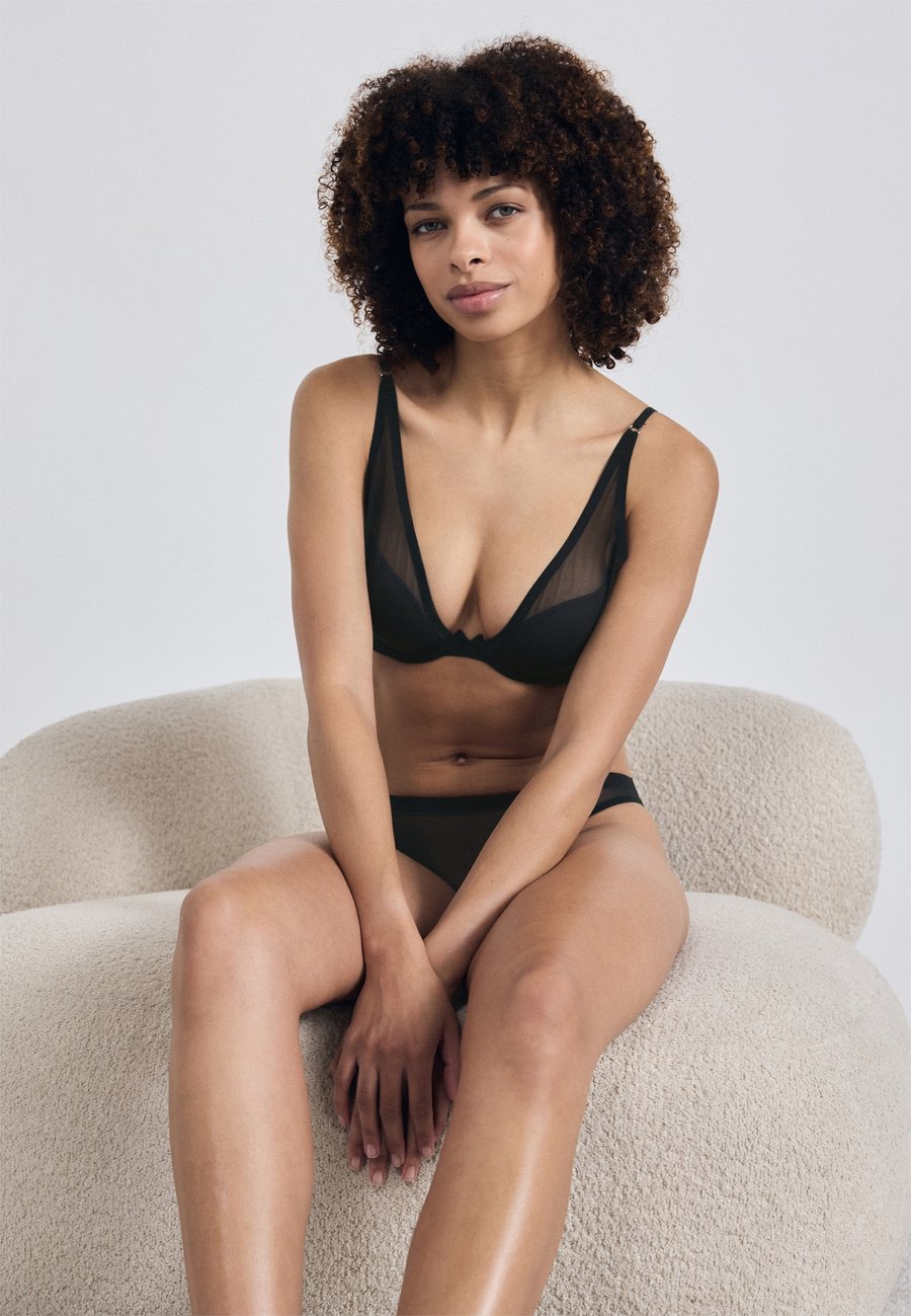 Бюстгальтер Calvin Klein Underwear PLUNGE MINIMALIST, Black
Бюстгальтер Calvin Klein Underwear PLUNGE MINIMALIST, Black