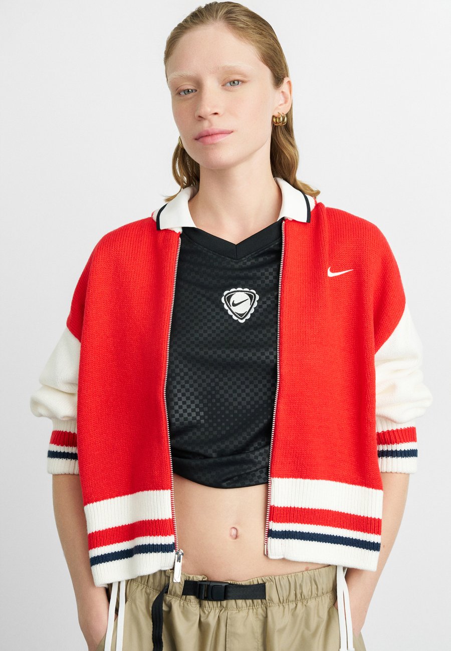 Кардиган Nike Sportswear CARDIGAN STREET, University Red/Sail/Midnight Navy/Red
Кардиган Nike Sportswear CARDIGAN STREET, University Red/Sail/Midnight Navy/Red