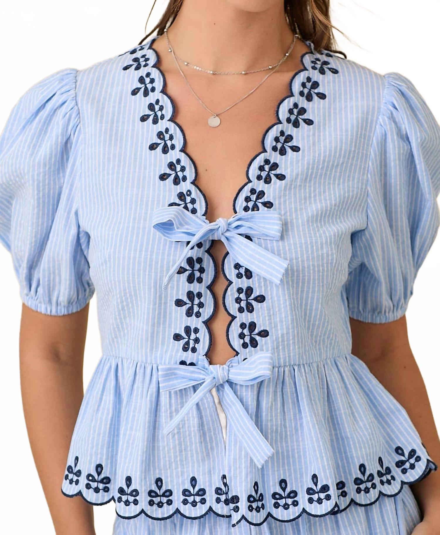 Deena блузка с V-образным вырезом и баской в светло-голубом цвете с фигурными краями Main Strip
Deena блузка с V-образным вырезом и баской в светло-голубом цвете с фигурными краями Main Strip