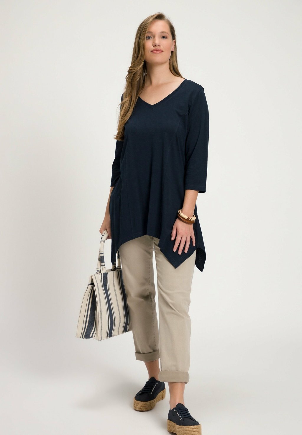 Топ с длинными рукавами FINITION EN POINTE COL EN V Ulla Popken, темно-синий
Топ с длинными рукавами FINITION EN POINTE COL EN V Ulla Popken, темно-синий