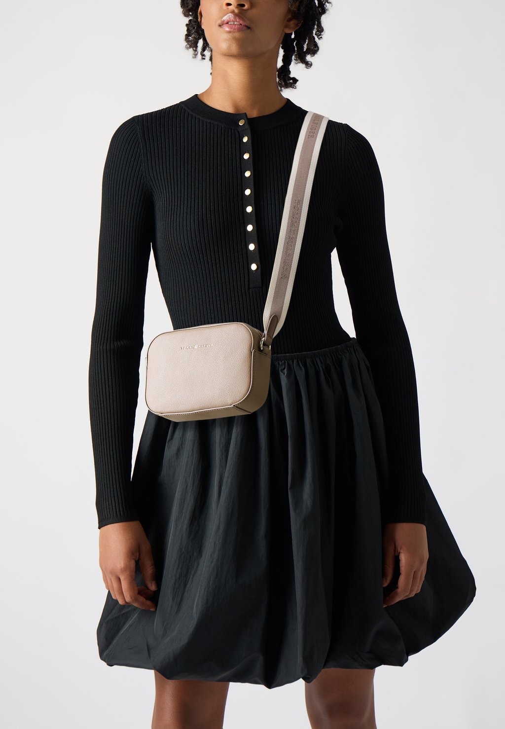 Сумка через плечо LOGOTAPE CAMERA BAG - Across body bag Tommy Hilfiger, серо-коричневый 
Сумка через плечо LOGOTAPE CAMERA BAG - Across body bag Tommy Hilfiger, серо-коричневый