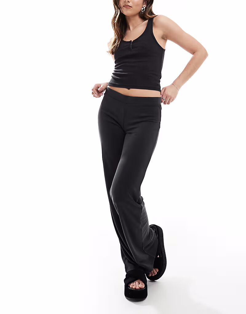 Широкие брюки Monki угольно-черного цвета
Широкие брюки Monki угольно-черного цвета