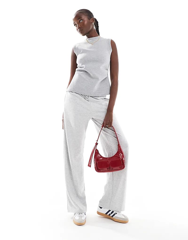 Высокие широкие джоггеры серого цвета Stradivarius
Высокие широкие джоггеры серого цвета Stradivarius