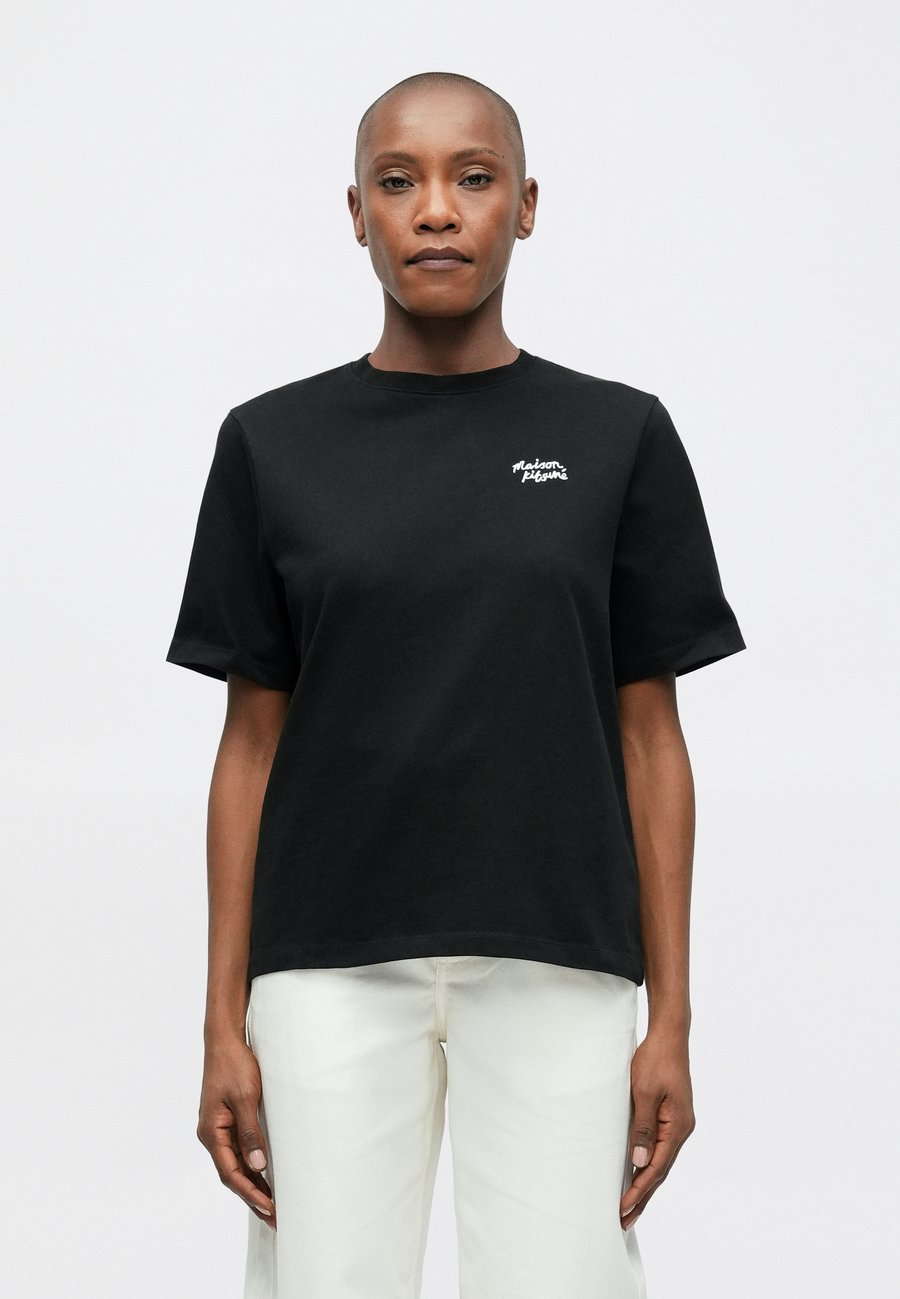 Футболка Maison Kitsuné HANDWRITING COMFORT TEE, Black/White/Black, Белый, Футболка Maison Kitsuné HANDWRITING COMFORT TEE, Black/White/Black
Футболка Maison Kitsuné HANDWRITING COMFORT TEE, Black/White/Black, Белый, Футболка Maison Kitsuné HANDWRITING COMFORT TEE, Black/White/Black