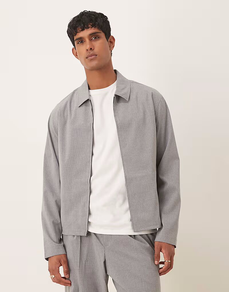 Укороченная куртка-харрингтон в тонкую серую полоску Asos Design
Укороченная куртка-харрингтон в тонкую серую полоску Asos Design