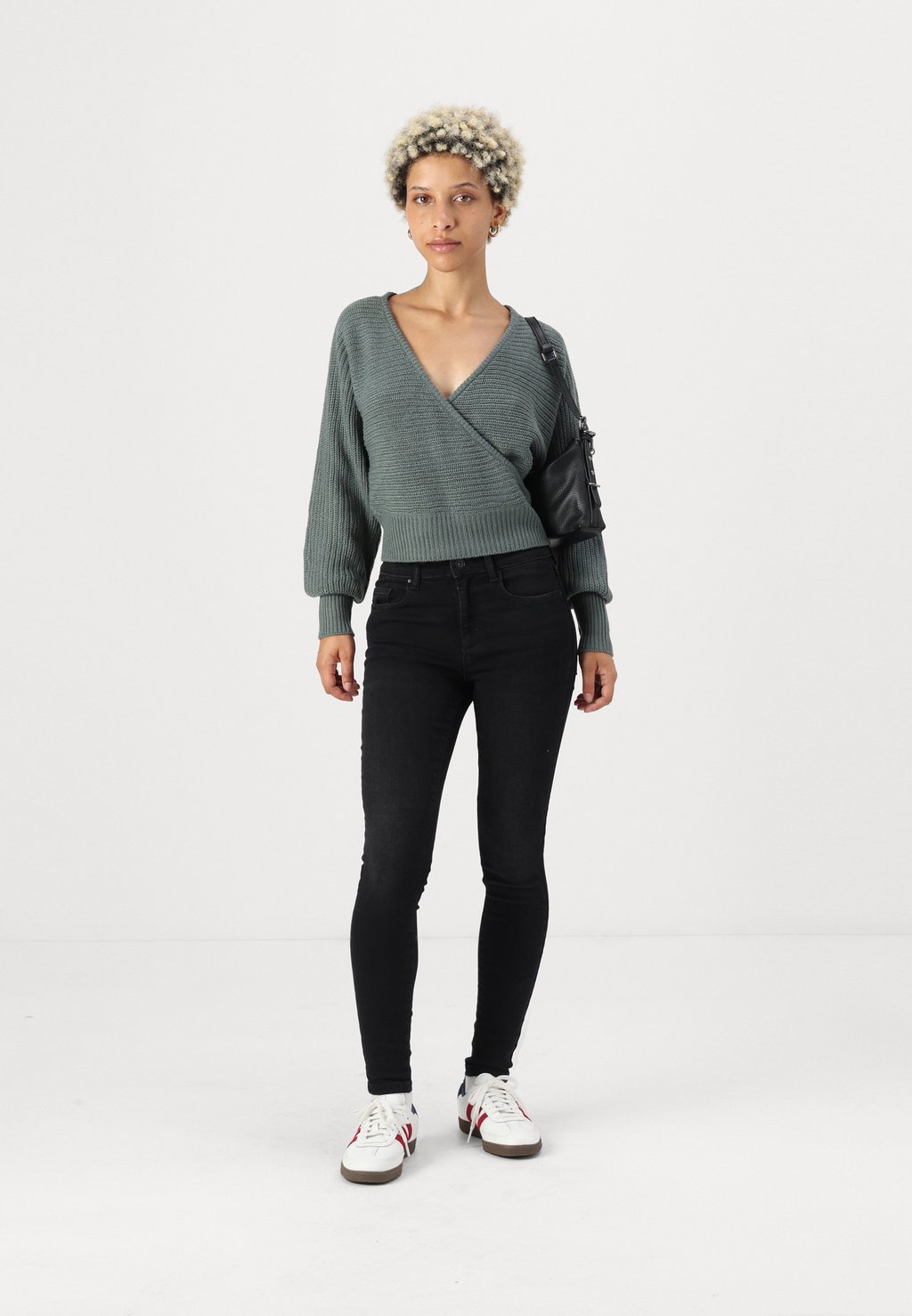 Джинсы облегающие ONLANN ONLY Petite, черный деним
Джинсы облегающие ONLANN ONLY Petite, черный деним