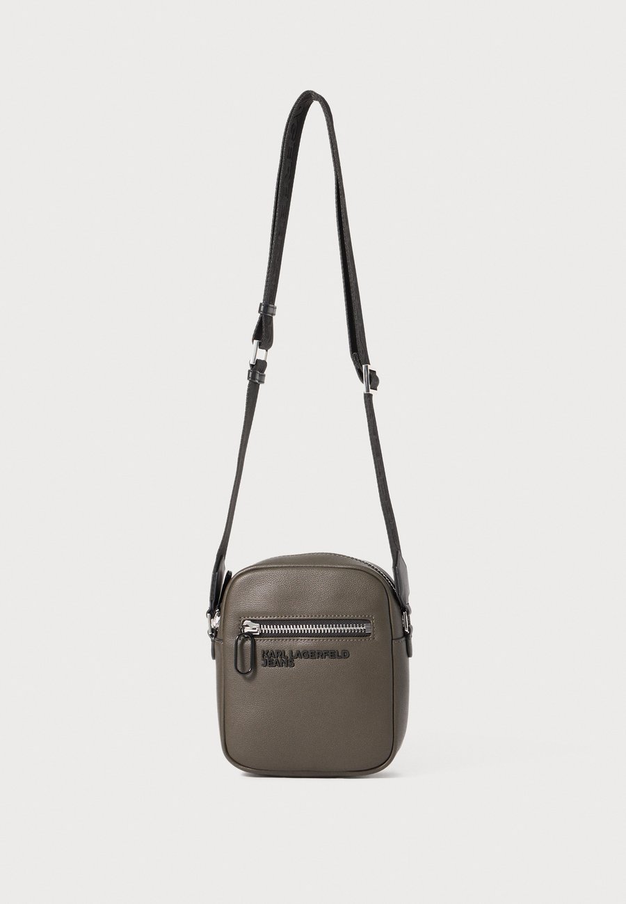 Сумка кросс-боди Karl Lagerfeld Jeans ESSENTIAL GRAINY, Forest Night/Dark Green
Сумка кросс-боди Karl Lagerfeld Jeans ESSENTIAL GRAINY, Forest Night/Dark Green