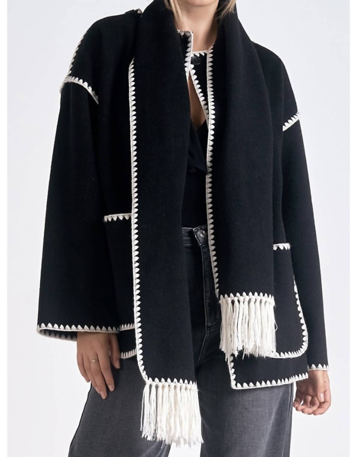 Куртка с верхней строчкой и съемным шарфом черного цвета ELAN
Куртка с верхней строчкой и съемным шарфом черного цвета ELAN