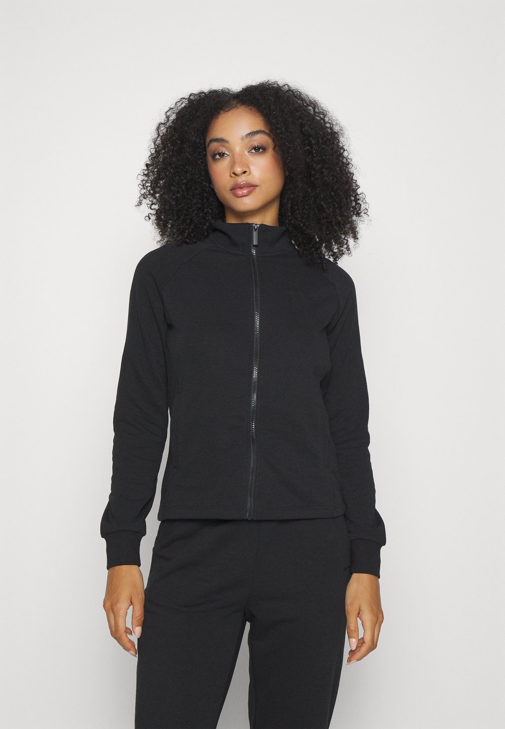Толстовка на молнии ONLY Play, черный
Толстовка на молнии ONLY Play, черный