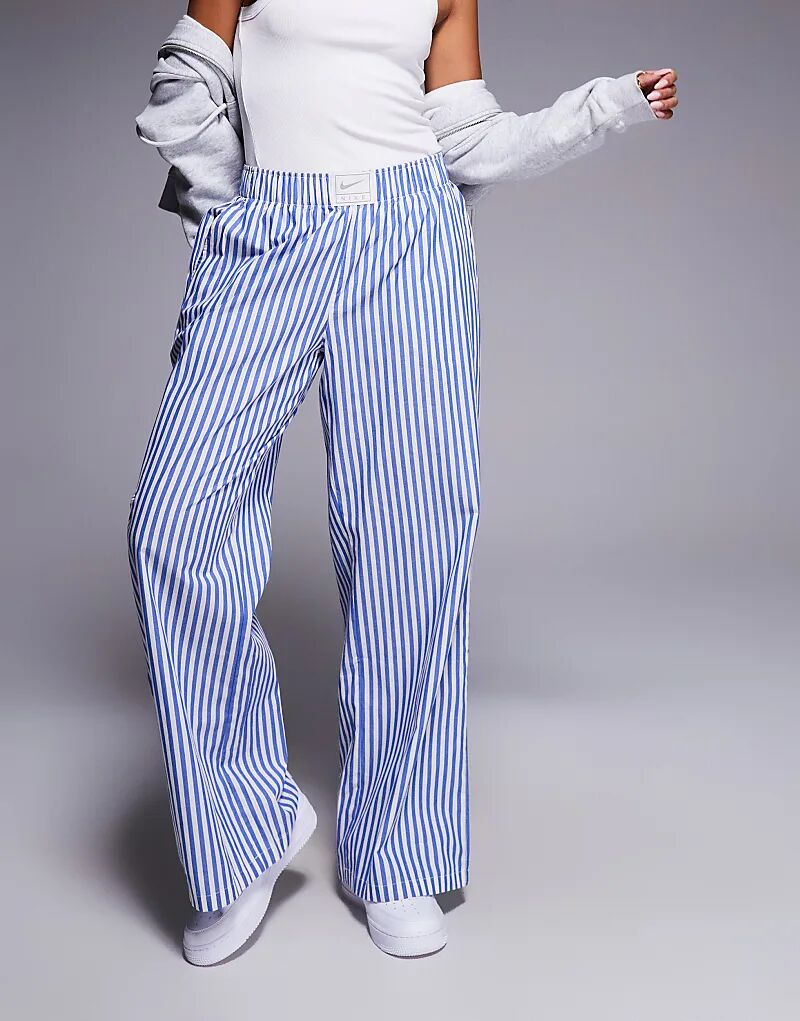 Широкие брюки из поплина Nike Stripe синего и белого цветов
Широкие брюки из поплина Nike Stripe синего и белого цветов