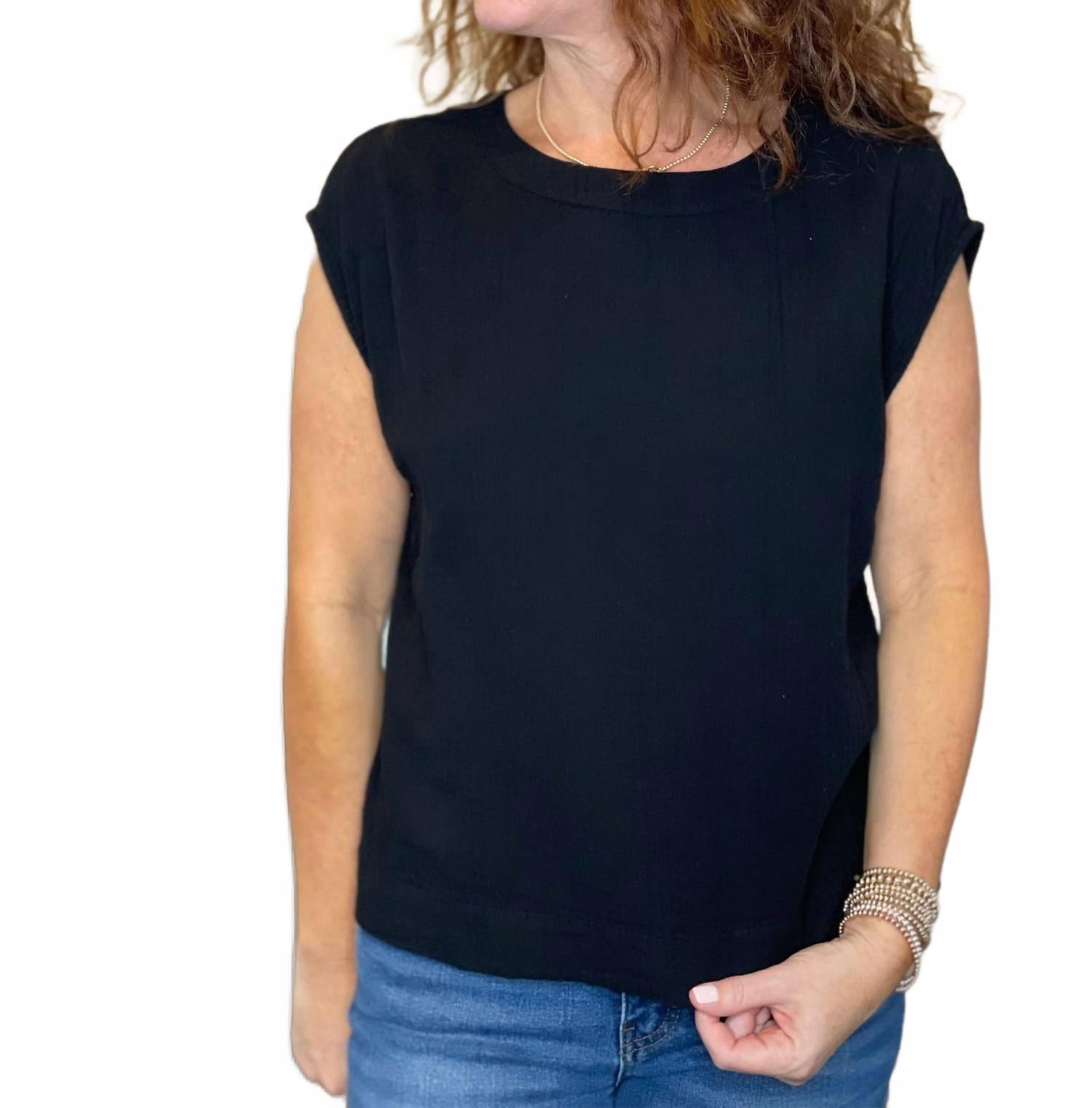 Газовая современная футболка в черном цвете Dylan
Газовая современная футболка в черном цвете Dylan