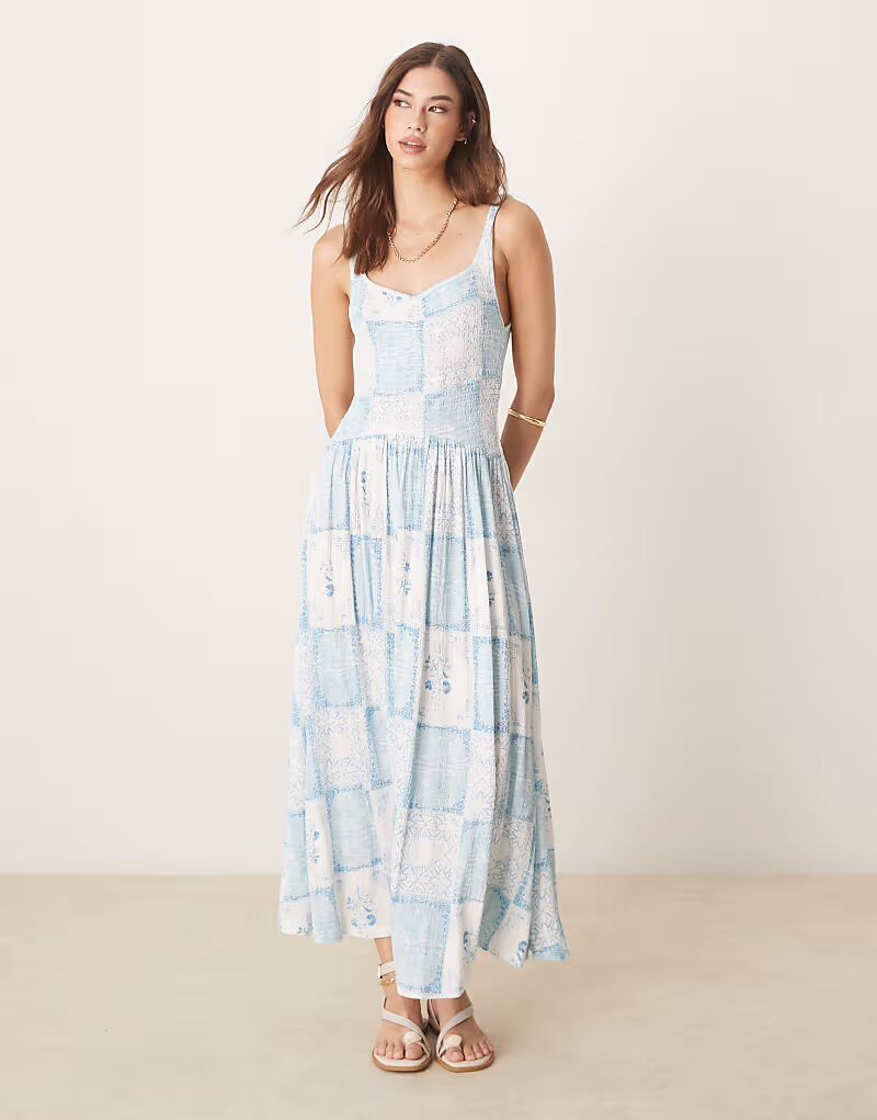 Платье миди с вырезом сердечком ASOS DESIGN нежно-голубого цвета с принтом открытки
Платье миди с вырезом сердечком ASOS DESIGN нежно-голубого цвета с принтом открытки