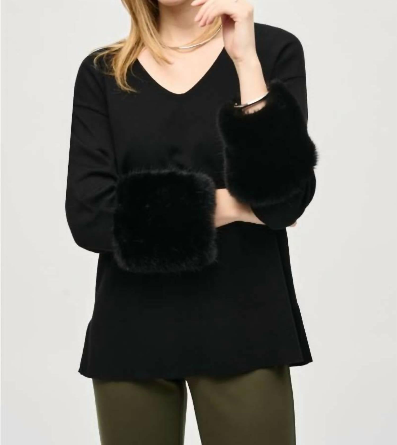 Искусственный мех, черная туника с V-образным вырезом Joseph Ribkoff
Искусственный мех, черная туника с V-образным вырезом Joseph Ribkoff