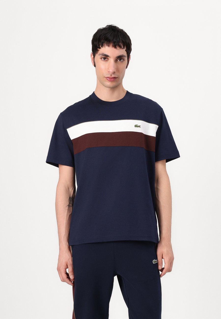 Футболка Lacoste Print T-shirt, Navy Blue/Flour/Red Vermouth/Dark Blue, Красный, Футболка Lacoste Print T-shirt, Navy Blue/Flour/Red Vermouth/Dark Blue
Футболка Lacoste Print T-shirt, Navy Blue/Flour/Red Vermouth/Dark Blue, Красный, Футболка Lacoste Print T-shirt, Navy Blue/Flour/Red Vermouth/Dark Blue