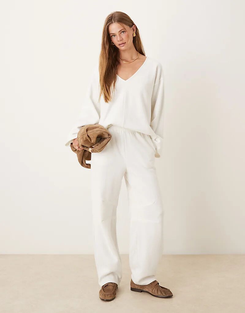 Супермягкие спортивные брюки-бочонки ASOS DESIGN в цвете: ЗИМНИЙ БЕЛЫЙ - СЛОНОВАЯ КОСТЬ
Супермягкие спортивные брюки-бочонки ASOS DESIGN в цвете: ЗИМНИЙ БЕЛЫЙ - СЛОНОВАЯ КОСТЬ