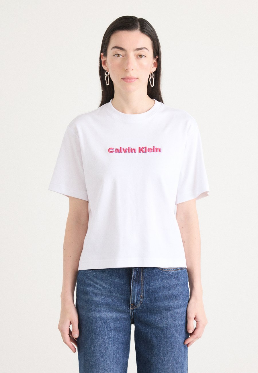 Футболка Calvin Klein Jeans LOGO TEE, Brilliant White/White, Белый, Футболка Calvin Klein Jeans LOGO TEE, Brilliant White/White
Футболка Calvin Klein Jeans LOGO TEE, Brilliant White/White, Белый, Футболка Calvin Klein Jeans LOGO TEE, Brilliant White/White