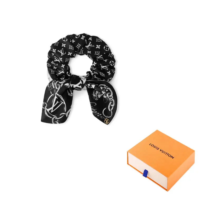 Цветущий монограммный сканчи LOUIS VUITTON, черный
Цветущий монограммный сканчи LOUIS VUITTON, черный