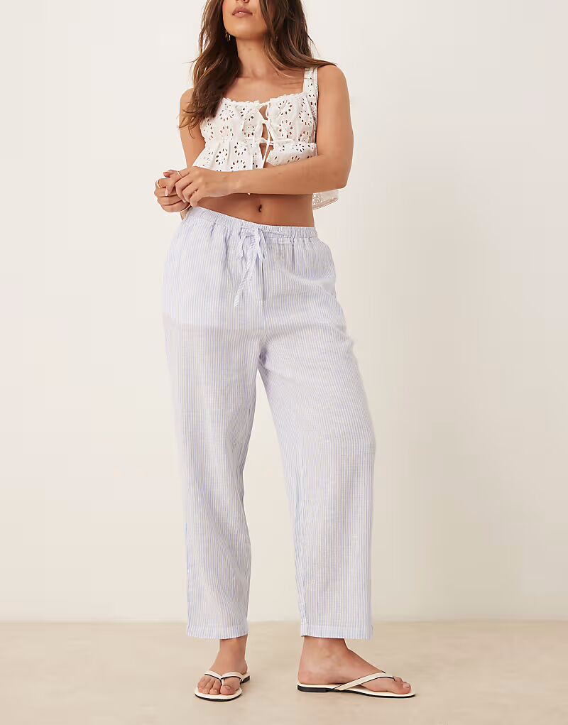 Льняные брюки с завязкой на талии Mango синего цвета
Льняные брюки с завязкой на талии Mango синего цвета