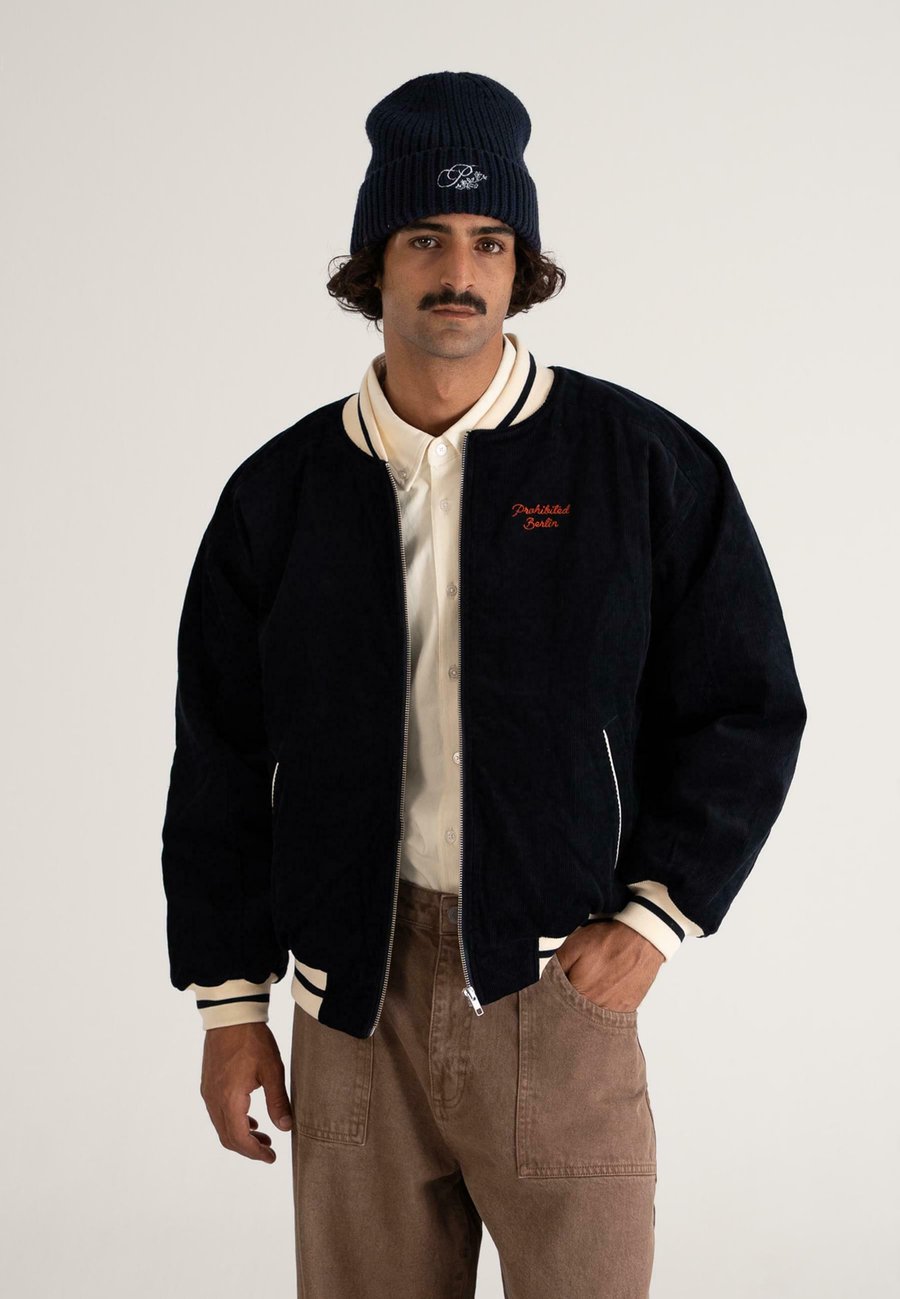 Куртка PROHIBITED BLOOM , Navy/Dark Blue
Куртка PROHIBITED BLOOM , Navy/Dark Blue